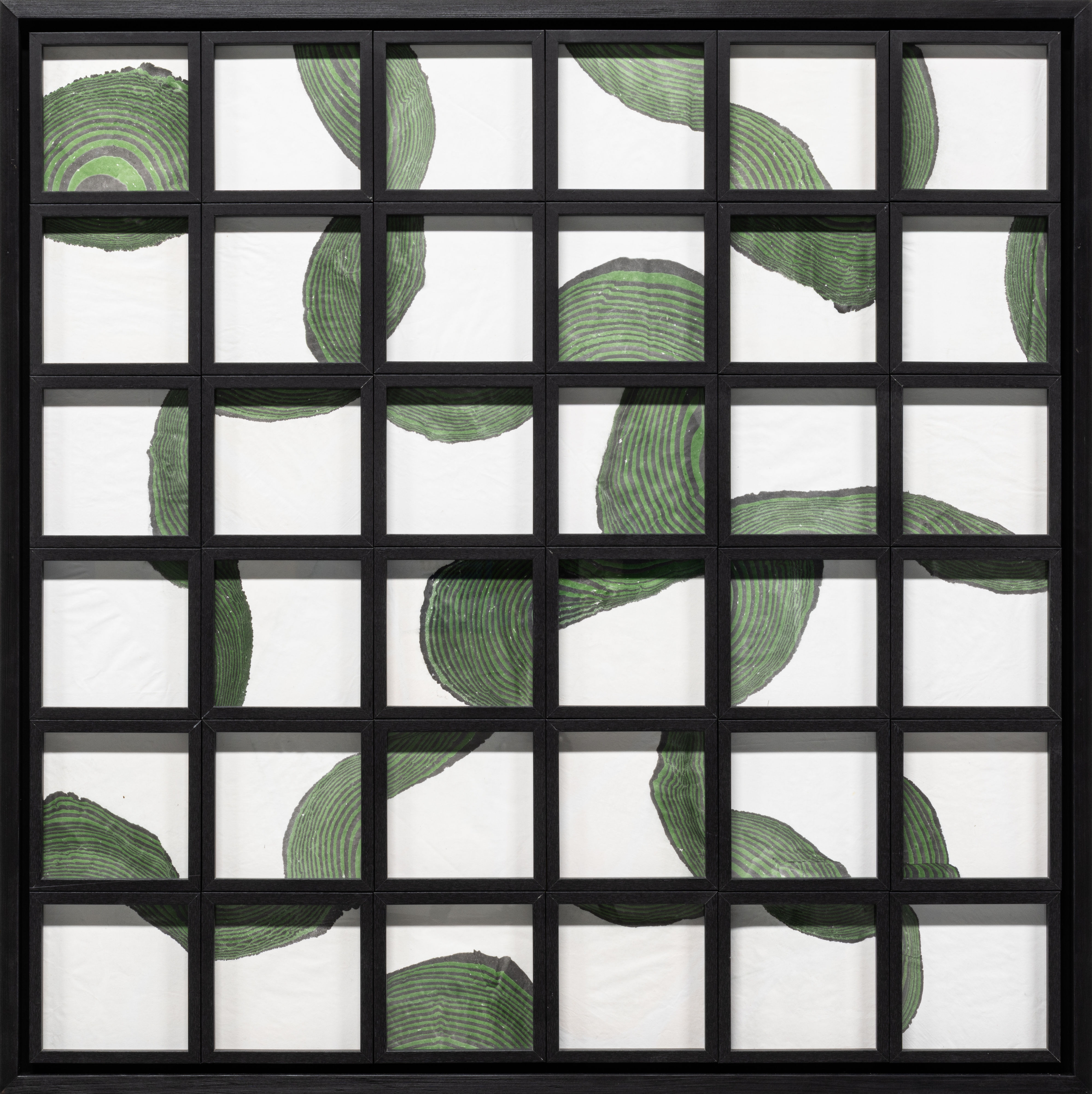 7626859856da9fd2cb027466f444c008.jpg 최지현 <숨을 쉬다1> 작품 이미지. 검은 프레임이 6X6으로 나뉜 화면에 하얀 바탕 위 초록 원형의 마블링 무늬가 뱀처럼 휘어 연결된다. 패턴이 칸을 가로질러 이어지며, 일부는 프레임에 잘려 단절과 연속을 동시에 보여준다.