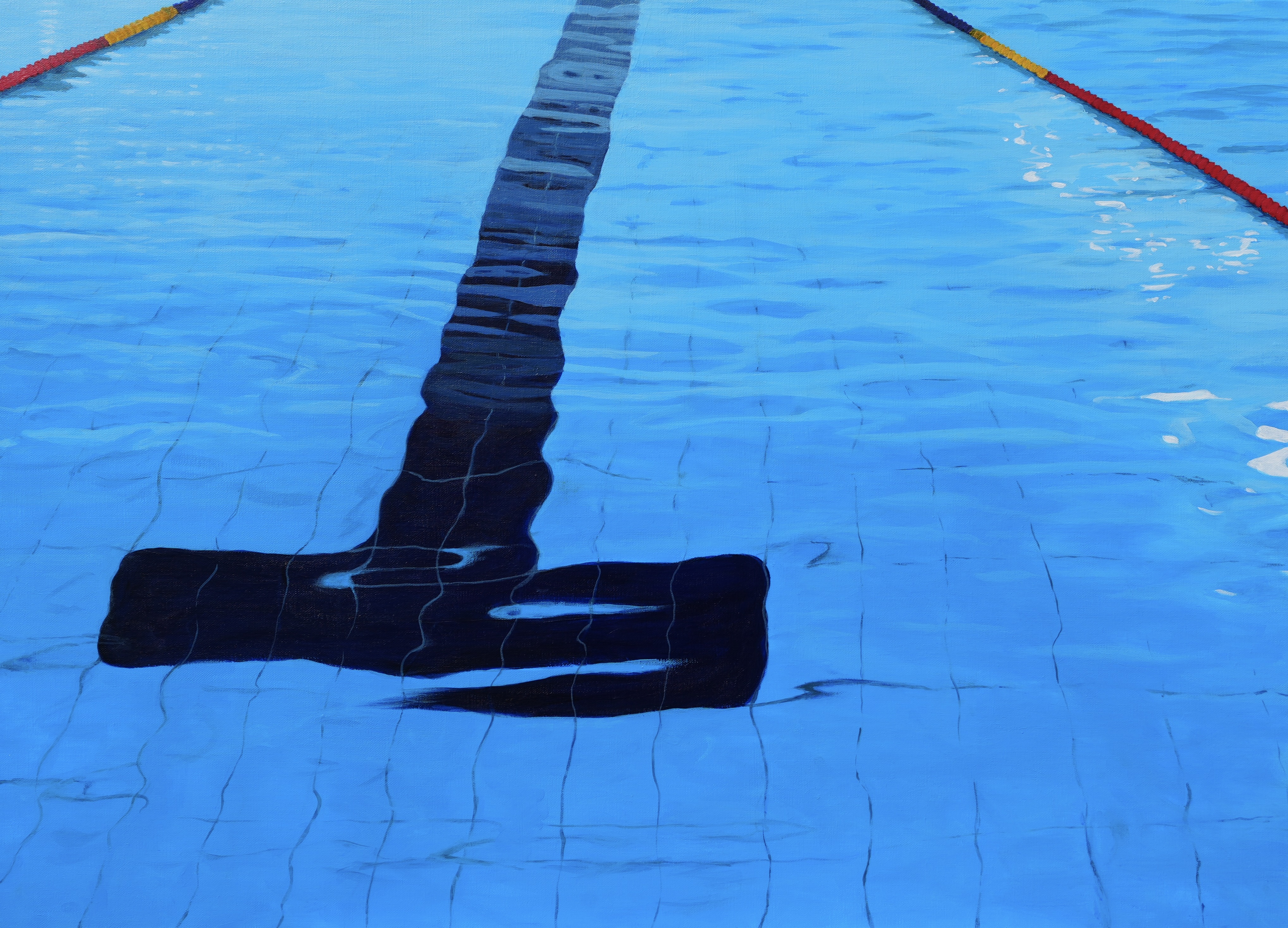 문정연 <흐름의 자유 1> 작품 이미지. 밝은 파란 물견이 이는 수영장 수면 아래, 바닥 타일의 격자와 진한 남색 레일 표시가 물결에 따라 일그러져 보인다. 화면의 끝에는 빨강, 노랑, 파랑 로프가 이어져 있다.