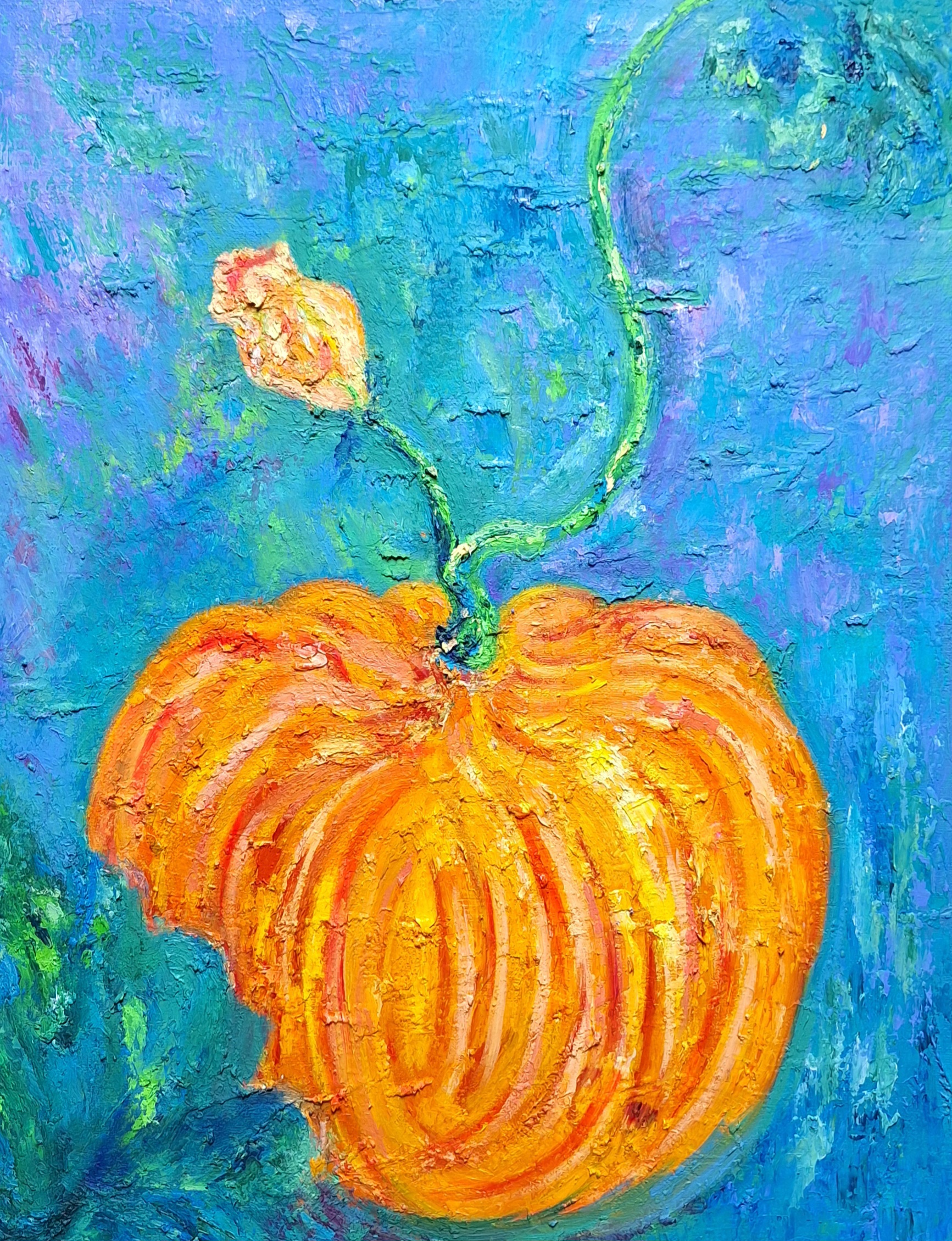 ece32ee3c8f54ef30468f0562c348297.jpg 백지은 <바이올렛 여성미> 작품 사진. 거친 질감으로 두껍게 올린 물감이 도드라진다. 밝은 주황색 호박이 화면 중앙을 가득 채우며, 푸린 배경 속 초록 덩굴이 위로 휘어 오르고 작은 노란 꽃봉오리가 달려 있다.